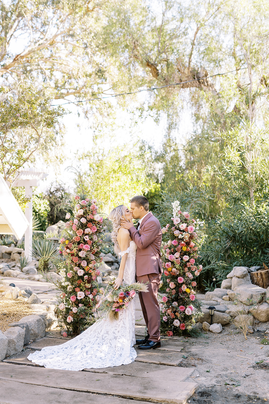 bride kissing groom for elopement photoshoot, texas wedding photographer